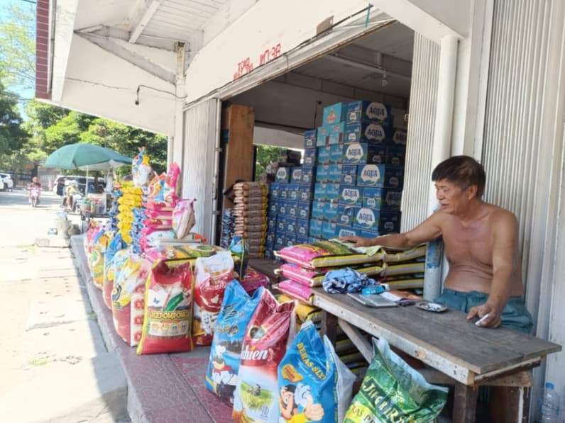 Pemilik Toko Hari Jaya, Marsudi melihat tumpukan beras di tokonya, Rabu (8/7/2026). (Foto: Achmad Fadillah/Pusaranmedia.com)