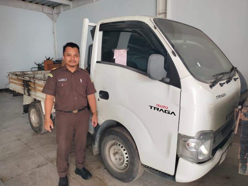 Potret satu unit Mobil Isuzu Traga yang dilelang Kejari Paser pada 11 Agustus 2026 mendatang. (Foto: Luthfi/Pusaranmedia.com)