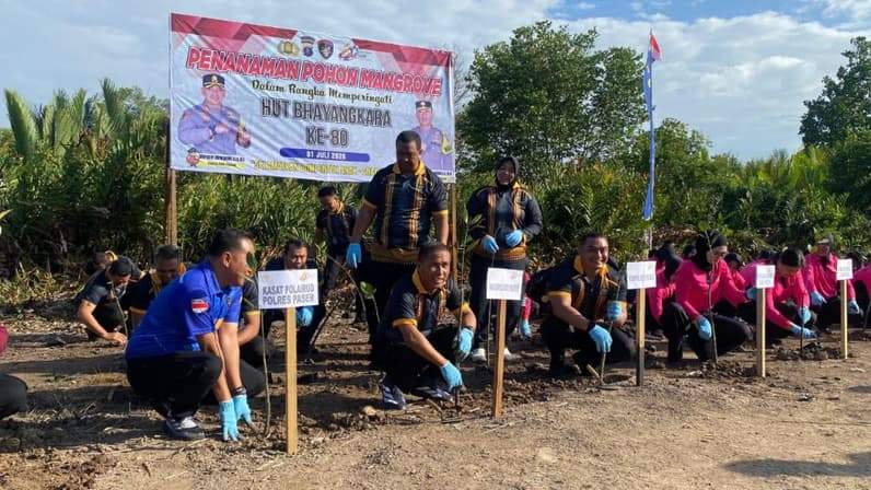 Jajaran Polres Paser menanam pohon bakau di Desa Pondong Baru. (Foto: Dok.Polres Paser)