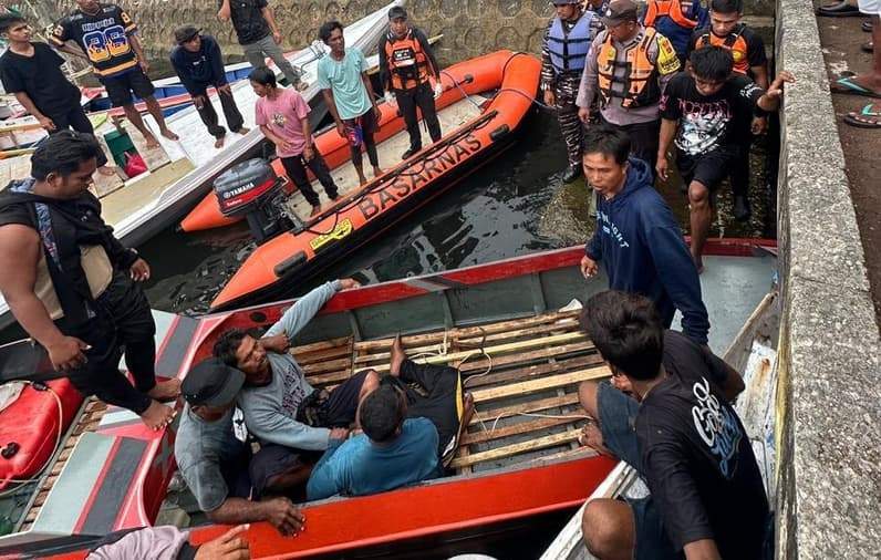 Proses evakuasi nelayan asal Batu Putih yang sebelumnya dilaporkan hilang. (Foto: BPBD Berau)