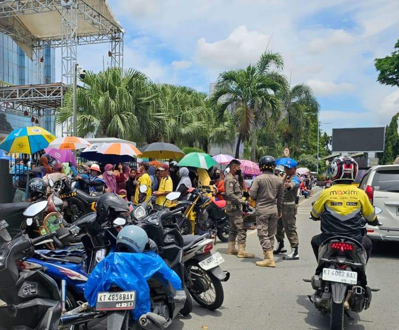 Masyarakat tengah melakukan antrean untuk mendapatkan takjil gratis di depan kantor Gubernur Kaltim Jalan Gajah Mada. (Foto: Herdi/Pusaranmedia.com)