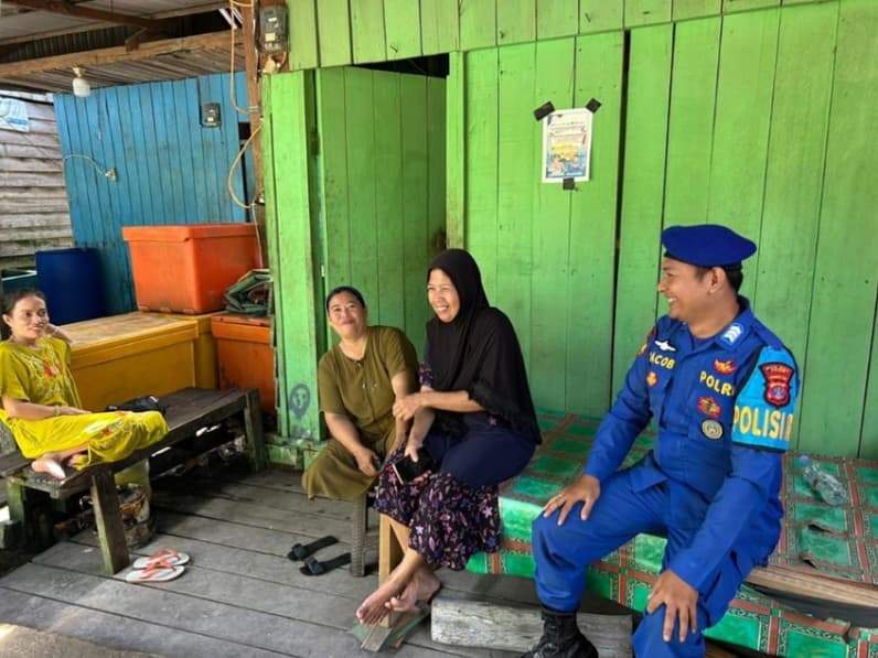 Saat personel Satpolairud Polres Paser memberikan imbauan kepada masyarakat di wilayah pesisir Kabupaten Paser. (Foto: Dok.Satpolairud Polres Paser)