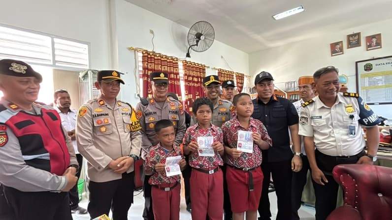 Kepala Kantor Imigrasi Kelas II Nunukan Adrian Soetrisno saat memberikan secara simbolis PLB kepada anak PMI di Pulau Sebatik bersama Kapolres Nunukan AKBP Ruslaeni (Foto: Diansyah/pusaranmedia.com)