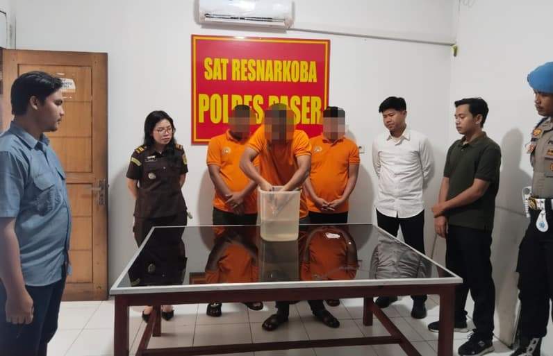 Pemusnahan barang bukti sabu yang dilakukan pelakunya sendiri dengan diawasi beberapa pihak. (Foto: Dok.Satresnarkoba Polres Paser)