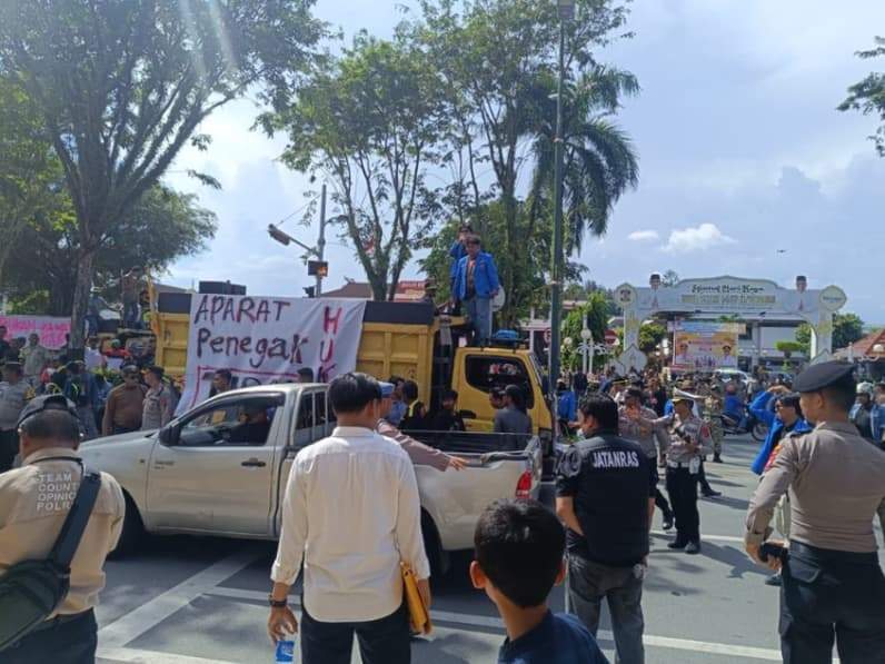 Situasi unjuk rasa di Gedung DPRD Balikpapan, Senin (4/5/2026). (Foto: Achmad Fadillah/Pusaranmedia.com)