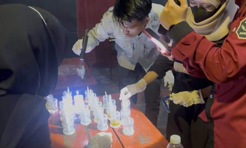 Pemeriksaan urine terhadap sejumlah tamu di salah satu tempat hiburan malam Nunukan. (Foto: BNNK Nunukan)