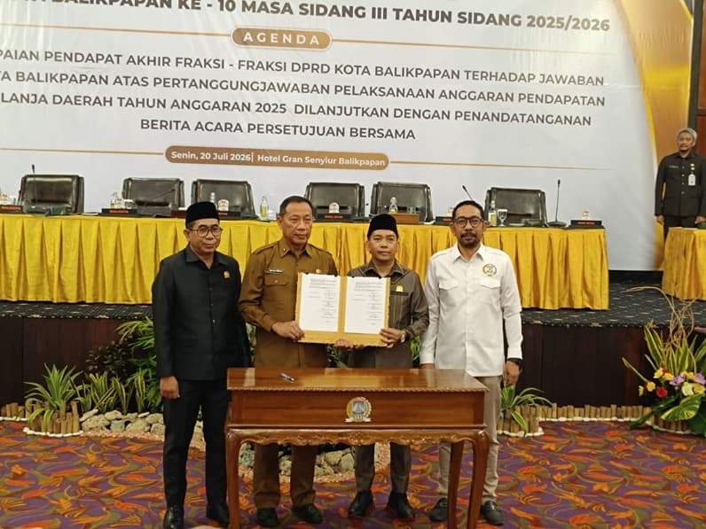 Unsur pimpinan rapat paripurna dan Pj Sekda Kota Balikpapan, Agus Budi Prasetyo memperlihatkan dokumen penandatanganan persetujuan bersama di Hotel Grand Senyiur, Senin (20/7/2026). (Foto: Achmad Fadillah/Pusaranmedia.com)