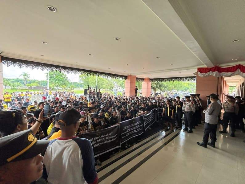 Tiga aliansi organisasi masyarakat (ormas) di Kutai Kartanegara (Kukar) menyuarakan sembilan tuntutan dalam aksi unjuk rasa di kantor Dewan Perwakilan Rakyat Daerah (DPRD) Kukar, Senin (4/5/2026) (Foto: Aswin/pusaranmedia.com)