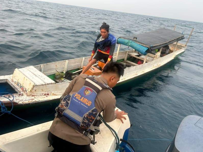 Personal Polairud Polres Kutai Timur terlihat saat menyelamatkan pemancing. (Foto: Dok Polres Kutim)