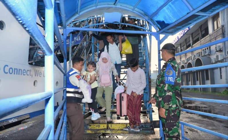 Ilustrasi penumpang saat turun dari kapal. (Foto: PELNI Balikpapan)