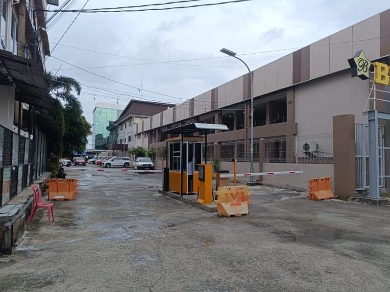 Akses masuk ke Kantor Kecamatan Balikpapan Kota terdapat portal parkir, Senin (27/7/2026). (Foto: Achmad Fadillah/Pusaranmedia.com)