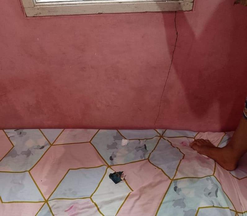 Bekas benda terbakar yang dilempar di salah satu rumah warga di anggana (Foto: Damkar Anggana)