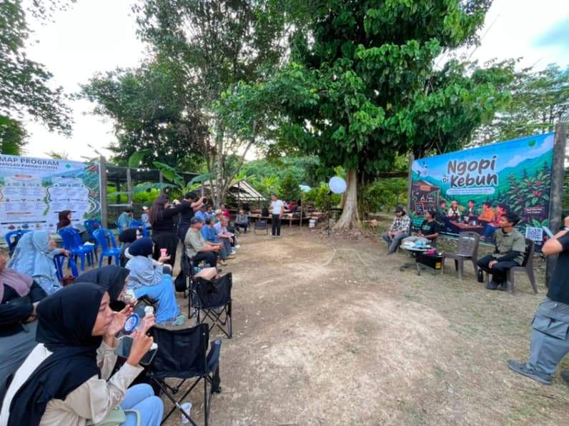 kegiatan “Ngopi Di Kebun” yang digelar di kebun kopi Liberika Kampung Sambakungan, Kecamatan Gunung Tabur. (Foto: Nur Hidayah/ pusaranmedia.com)