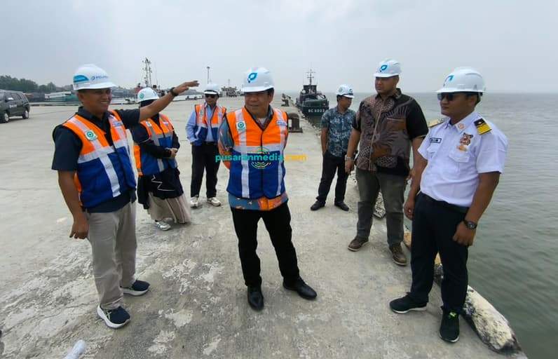 Kepala Cabang Balikpapan PT DLU Saleh bersama Manajemen Pelindo Regional 4 Nunukan meninjau infrastruktur di Dermaga Pelabuhan Internasional Tunon Taka Nunukan. (Foto: Diansyah/Pusaranmedia.com)