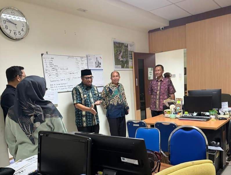 Saat Wabup Paser Ikhwan Antasari monitoring penerapan sistem kerja WFH dan WFO di lingkungan Pemkab Paser. (Foto : Dok Prokopim Paser)