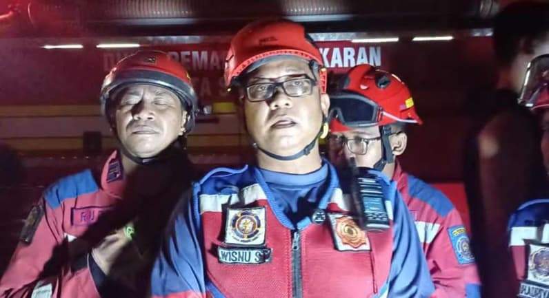 Kasi Pemadaman dan Investigasi Disdamkarmat Kota Samarinda, Wisnu ST usai memadamkan kobaran api di Jalan DI Panjaitan, Rabu (2/9/2026). (Foto: Tri/Pusaranmedia.com)