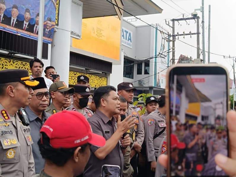 Asisten I Setkot Balikpapan, Zulkifli menyambut massa aksi unjuk rasa di Gedung DPRD, Senin (15/6/2026). (Foto: Achmad Fadillah/Pusaranmedia.com)
