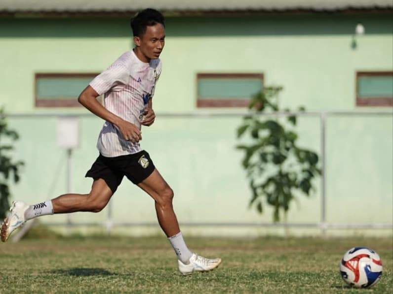 Gelandang Persiba Balikpapan, Rizal berlatih dengan rekannya sebelum menghadapi De Red FC, Kamis (24/9/2026). (Foto: Media Official Persiba Balikpapan)