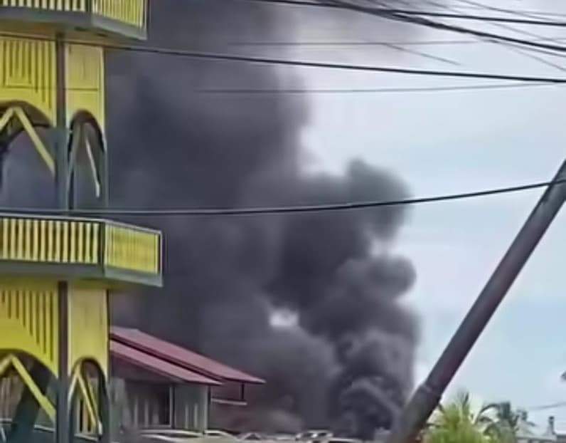 Asap tebal saat terjadi kebakaran di Gang Sepakat, Mangkupalas, Samarinda Seberang, Rabu (17/6/2026). (Foto: Relawan)