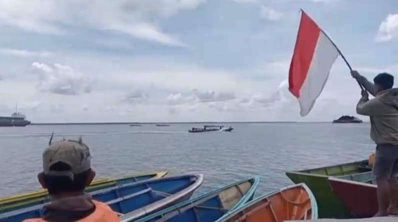 Saat perlombaan balap perahu klotok di perairan Desa Pondong Baru tengah berlangsung. (Foto : Luthfi/Pusaranmedia.com)