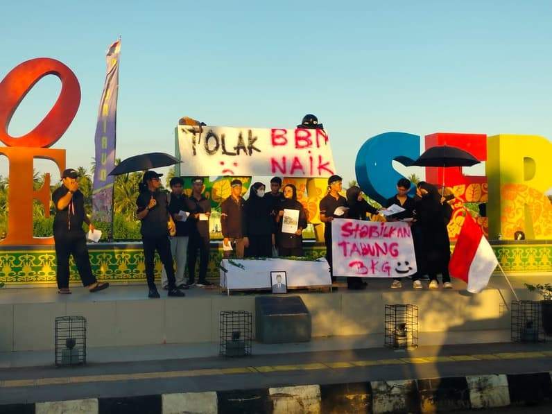Aksi Pencerdasan yang dilakukan Aliansi Masyarakat Sipil Paser sebagai bentuk keprihatinan terhadap kebijakan pemerintah yang membuat rakyat kecil semakin terpuruk. (Foto : Luthfi/Pusaranmedia.com)