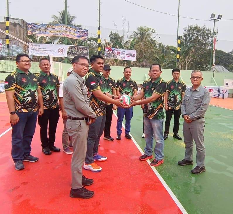 Dandim 0904/Paser, Letkol Inf Edy Wahyu Satriyadi menyerahkan bola voli sebagai pertanda dimulainya Turnamen Bola Voli Dandim Cup 2026. (Foto: Luthfi/Pusaranmedia.com)