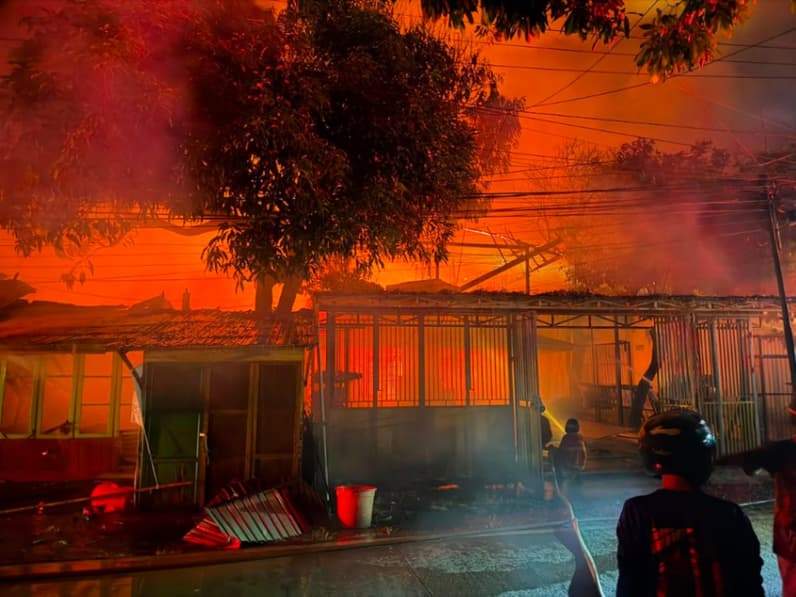 Kebakaran melanda kawasan permukiman padat penduduk di Jalan AM Sangaji dan Jalan Al Jawahir, Kelurahan Baru, Kecamatan Tenggarong (Foto: Damkar Kukar)
