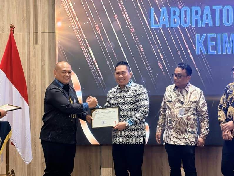 Kepala Kantor Imigrasi Kelas II Nunukan Adrian Soetrisno saat mendapatkan penghargaan atas capaian laporan intelejen di Kantor Imigrasi Nunukan (Foto: Imigrasi Nunukan)