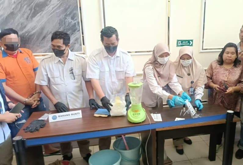 Proses pemusnahan 1.039,63 gram barang bukti narkotika jenis sabu hasil pengungkapan dua kasus berbeda. (Foto: Herdi/Pusaranmedia.com)