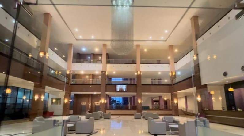 Lobby Hotel Kyriad Sadurengas di Kabupaten Paser. (Foto : Luthfi/Pusaranmedia.com)