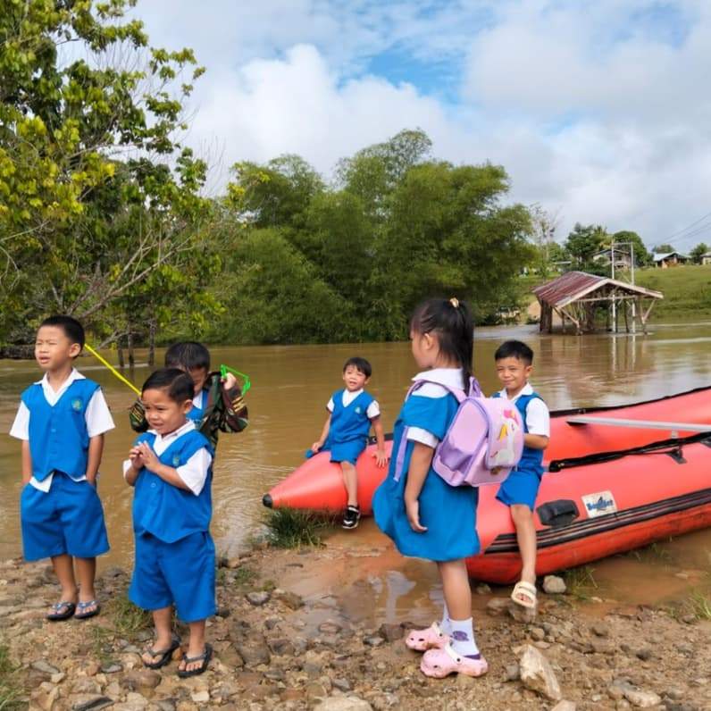 Aktivitas masyarakat harus menggunakan perahu karet untuk menyeberangi lokasi banjir di Kecamatan Krayan Timur (Foto: Camat Krayan Timur)