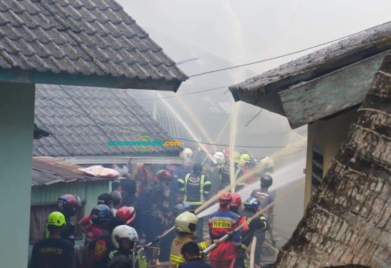 Proses pemadaman api yang membakar rumah penjaga dan kantin di kawasan SDN 001 Samarinda Kota, Kamis (20/8/2026). (Foto: Tri/Pusaranmedia com)
