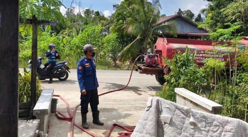 Petugas Disdamkarmat Nunukan saat melakukan pendistribusian air bersih kepada masyarakat di Kecamatan Nunukan Selatan. (Foto: Disdamkarmat Nunukan)