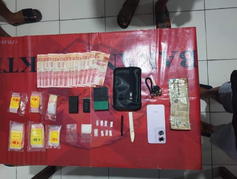Barang bukti yang ditemukan saat pengungkapan kasus pengedaran sabu di Kecamatan Tanah Grogot yang dilakukan tersangka R. (Foto : Sat Resnarkoba Polres Paser)