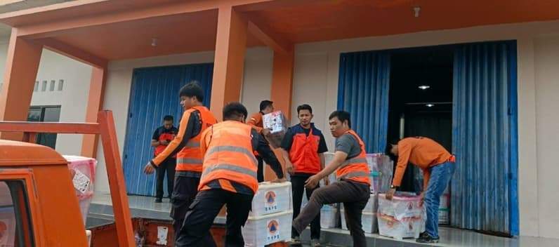 Distribusi bantuan logistik dari BNPB kepada warga terdampak longsor di Kecamatan Krayan Selatan (Foto: Diansyah/pusaramedia.com)