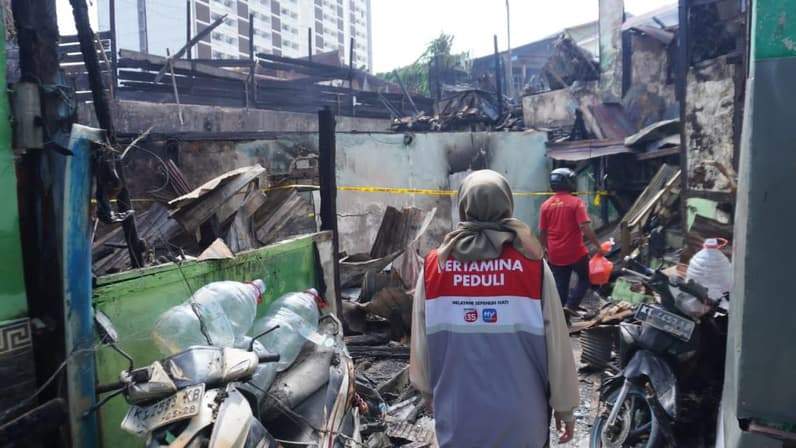 Personel Pertamina Patra Niaga di lokasi pascakebakaran. (Foto: PT Pertamina Patra Niaga Regional Kalimantan)
