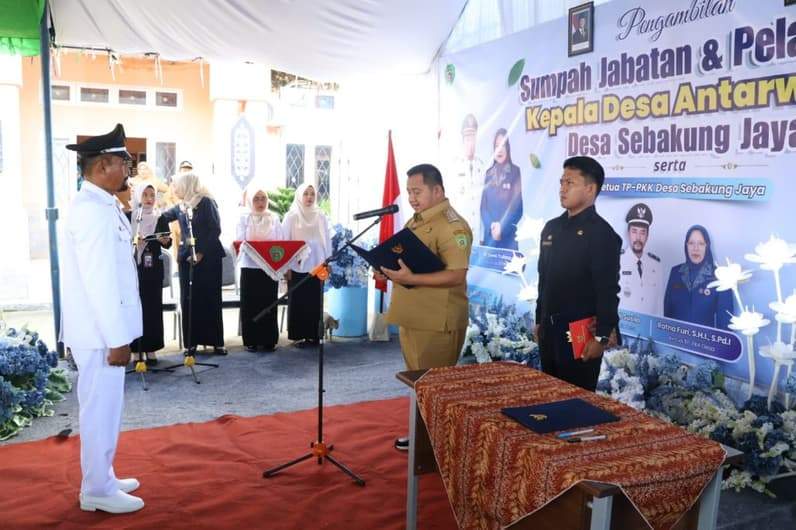 Bupati PPU, Mudyat Noor melantik Hadi Susilo sebagai Kades Sebakung Jaya yang terpilih di Pilkades PAW Desa Sebakung Jaya 2026. (Foto: Humas Setkab PPU)