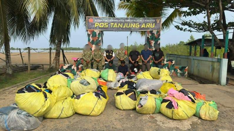 Puluhan ballpress barang bekas yang diamankan Satgas Pamtas di Sebatik (Foto: Satgas Pamtas)