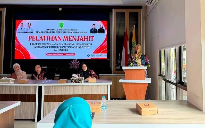 Kepala Diskoperindag Berau membuka kegiatan Pelatihan Menjahit di Kecamatan Tanjung Redeb. (Foto: Diskoperindag Berau)