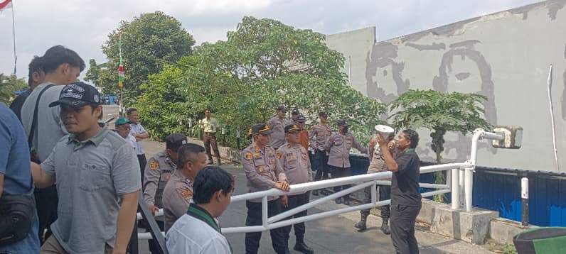 Kader HMI Samarinda saat melakukan demonstrasi depan kantor Perumdam Tirta Kencana. (Foto: Herdi/Pusaranmedia.com)