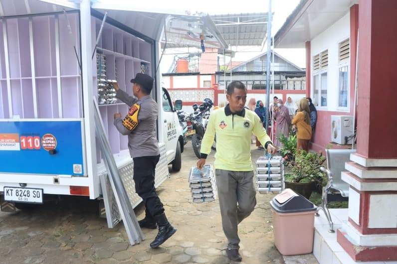 Polres Kutim saat penyaluran MBG ke sekolah dasar. (Foto: Dok.Polres Kutim)