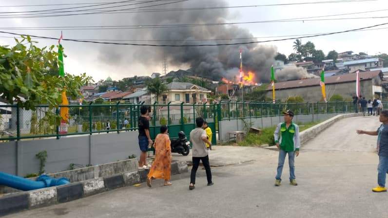 Kobaran api membakar permukiman penduduk di Jalan Dahor II belakang Apartemen Amarillis Pertamina Balikpapan, Kamis (20/8/2026). (Foto: Info Bencana Balikpapan)