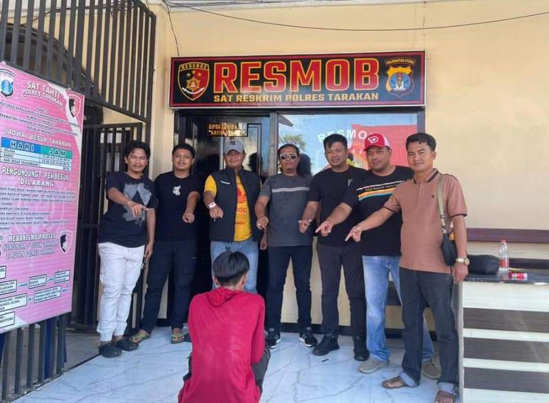 Jajaran kepolisian tarakan saat berpose dengan pelaku Curanmor. (Foto: Dok. Polres Tarakan)