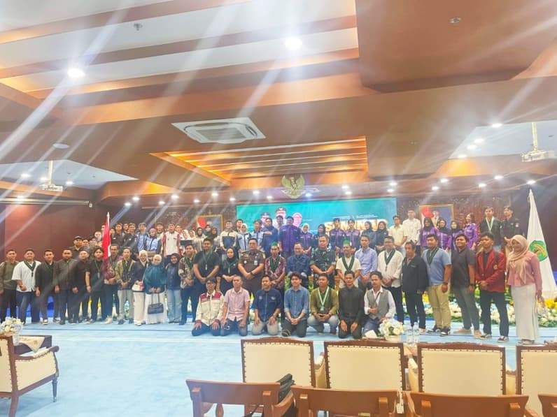 Foto bersama pasca diskusi publik tentang pembangunan di Ruhui Rahayu Kantor Gubernur Kaltim. (Foto: Herdi/Pusaranmedia.com)