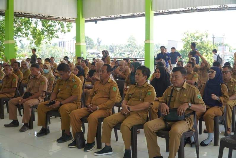 Sejumlah aparatur kampung mengikuti kegiatan tes urine sebagai bagian dari upaya mewujudkan Kampung Bersih dari Narkoba (BERSINAR) di Kecamatan Batu Putih, Berau. (Foto: Humas Prokopim)