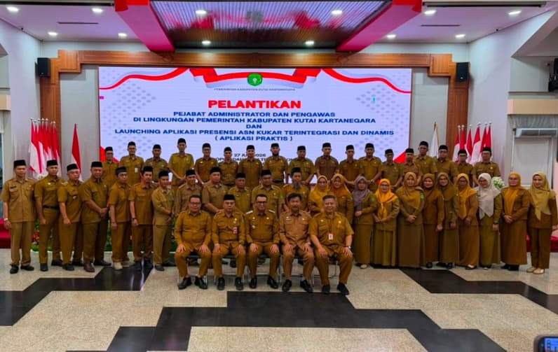 Puluhan Pejabat Administrator dan Pejabat Pengawas di lingkungan Pemkab Kukar resmi dilantik oleh Bupati Kukar, Aulia Rahman Basri, di Pendopo Odah Etam, Tenggarong. (Foto: Aswin/Pusaranmedia.com)
