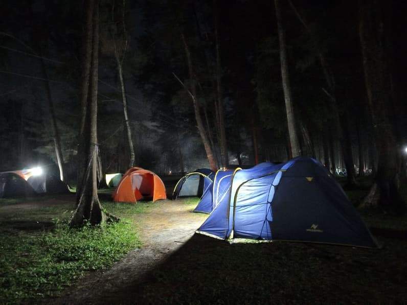 Suasana camping di Pantai Tanah Merah Tanjung Harapan di Kecamatan Samboja (Foto:, Sugeng Hariyadi)