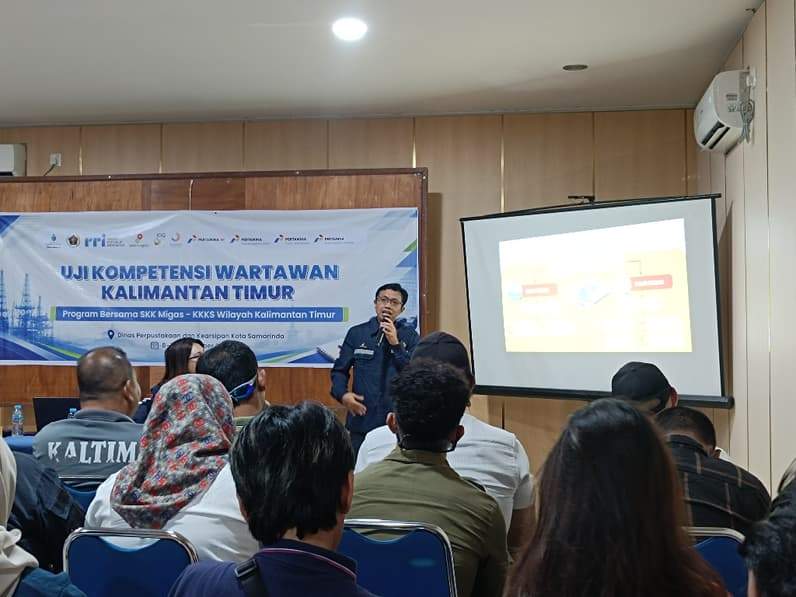 Koordinator Komunikasi SKK Migas, Arief Hermawan memberikan materi pengenalan kegiatan usaha hulu migas kepada peserta UKW di Kantor PWI Kaltim, Samarinda, Selasa (8/9/2026). (Foto: Achmad Fadillah/Pusaranmedia.com)