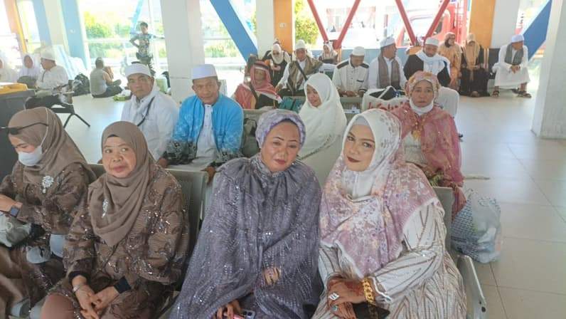 Penampilan busana para jemaah haji asal Nunukan yang tampil bling-bling jelang kepulangan ke Nunukan (Foto: H Sayid Abdullah)