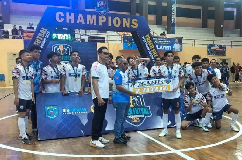 Saat FC Windu Taka Nusantara Angkat Piala menerima hadiah Paser Futsal Open Championship 2026. (Foto : Luthfi/Pusaranmedia.com)